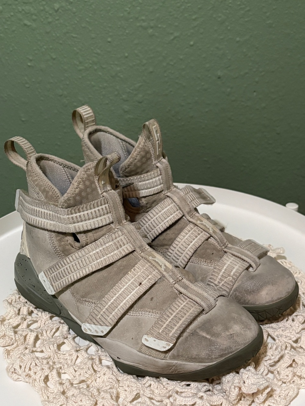 Nike Kids LeBron High-Top Strap basketball shoes